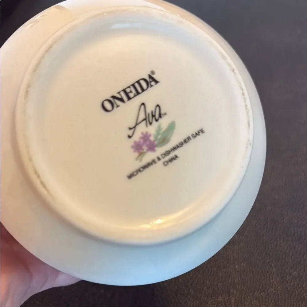 Oneida Ava Ceramic Sugar bowl with Lid Floral Design